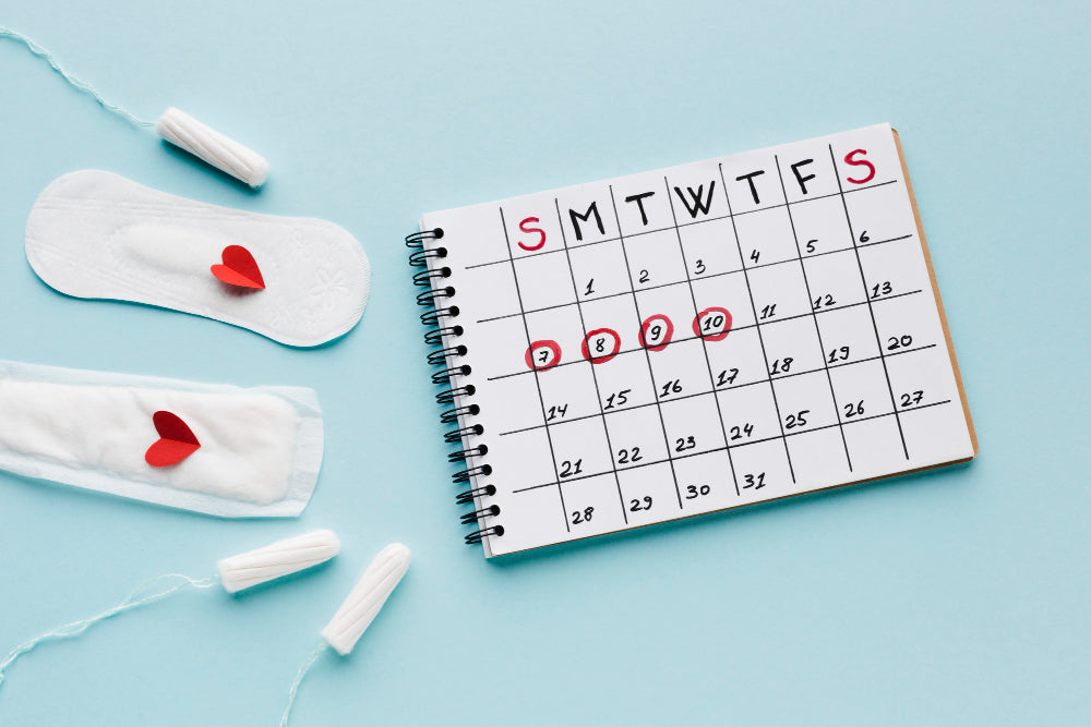 ženska gleda menstrualni koledar, ginekološki pregled, ženska v stresu, Menstra menstrualni koledar